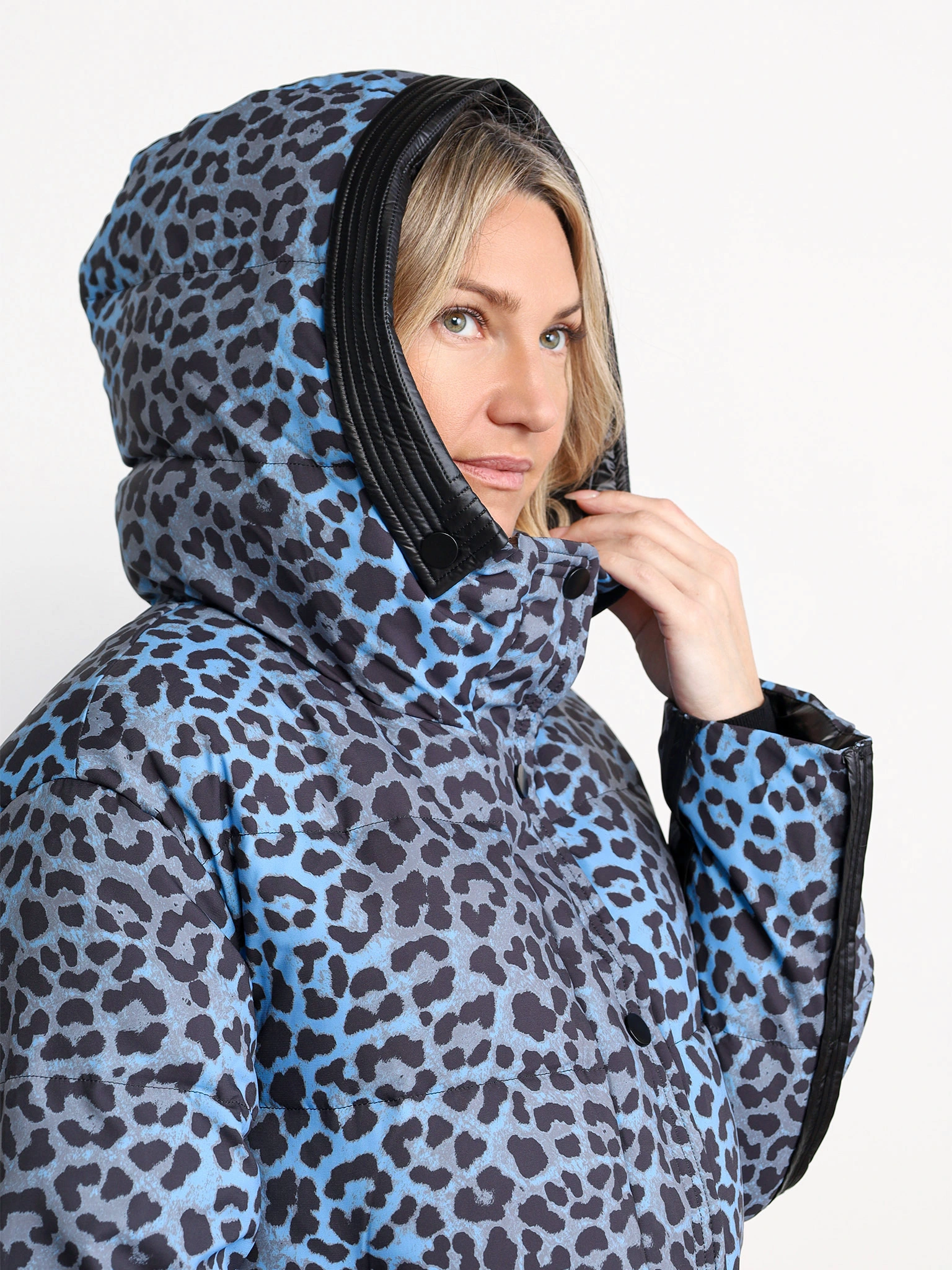 Пуховик цвета мульти с капюшоном